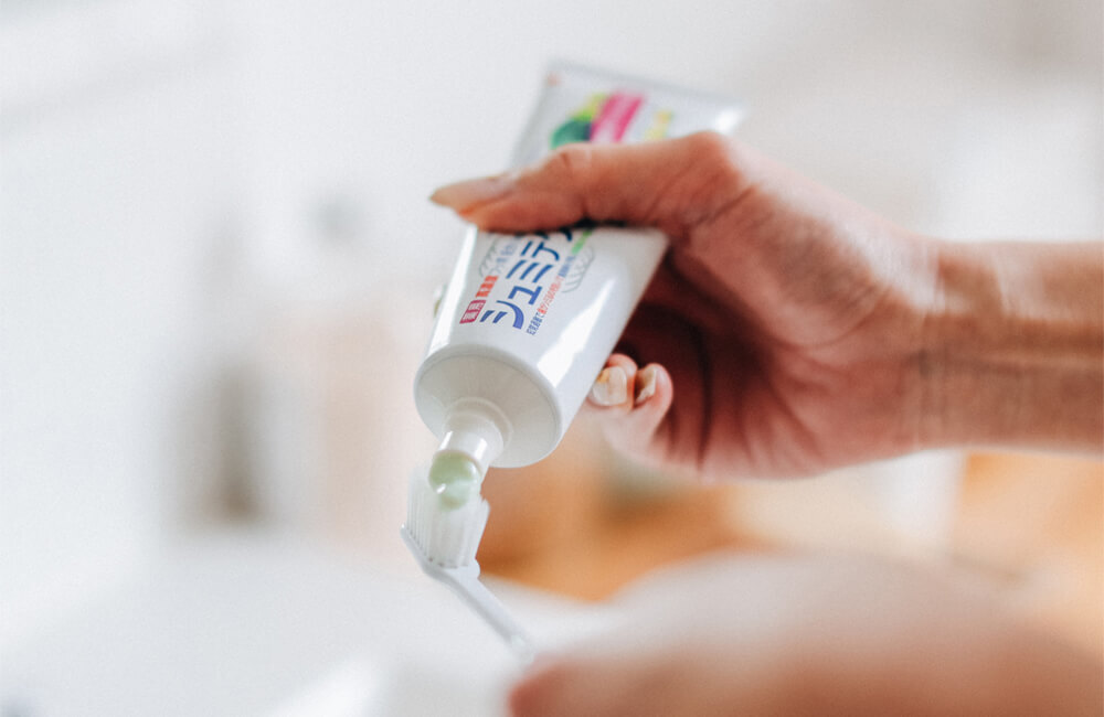 Japanese toothpaste squirt onto toothbrush