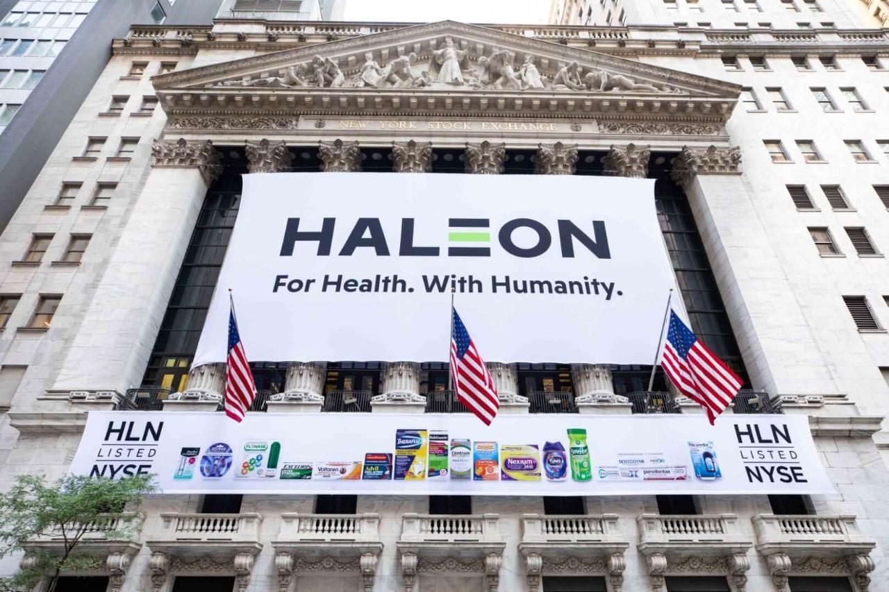 Haleon (NYSE: HLN) Rings The Opening Bell® The New York Stock Exchange welcomes executives and guests of Haleon (NYSE: HLN), today, Wednesday, July 20, 2022, in celebration of its recent listing. To honor the occasion, Brian McNamara, CEO, joined by John Tuttle, NYSE Vice Chairman and President of NYSE Institute, rings The Opening Bell®. Photo Credit: NYSE