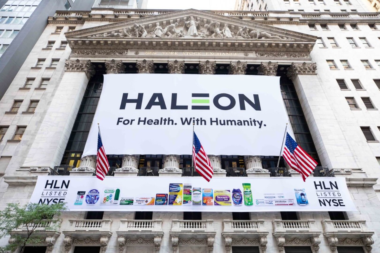 Haleon (NYSE: HLN) Rings The Opening Bell® 

The New York Stock Exchange welcomes executives and guests of Haleon (NYSE: HLN), today, Wednesday, July 20, 2022, in celebration of its recent listing. To honor the occasion, Brian McNamara, CEO, joined by John Tuttle, NYSE Vice Chairman and President of NYSE Institute, rings The Opening Bell®. 

Photo Credit: NYSE