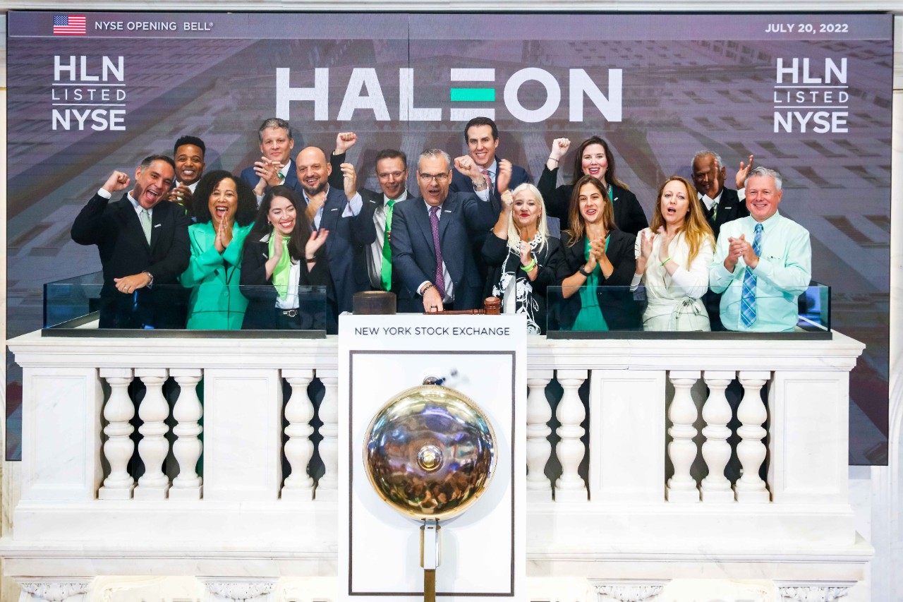 Haleon (NYSE: HLN) Rings The Opening Bell® 

The New York Stock Exchange welcomes executives and guests of Haleon (NYSE: HLN), today, Wednesday, July 20, 2022, in celebration of its recent listing. To honor the occasion, Brian McNamara, CEO, joined by John Tuttle, NYSE Vice Chairman and President of NYSE Institute, rings The Opening Bell®. 

Photo Credit: NYSE